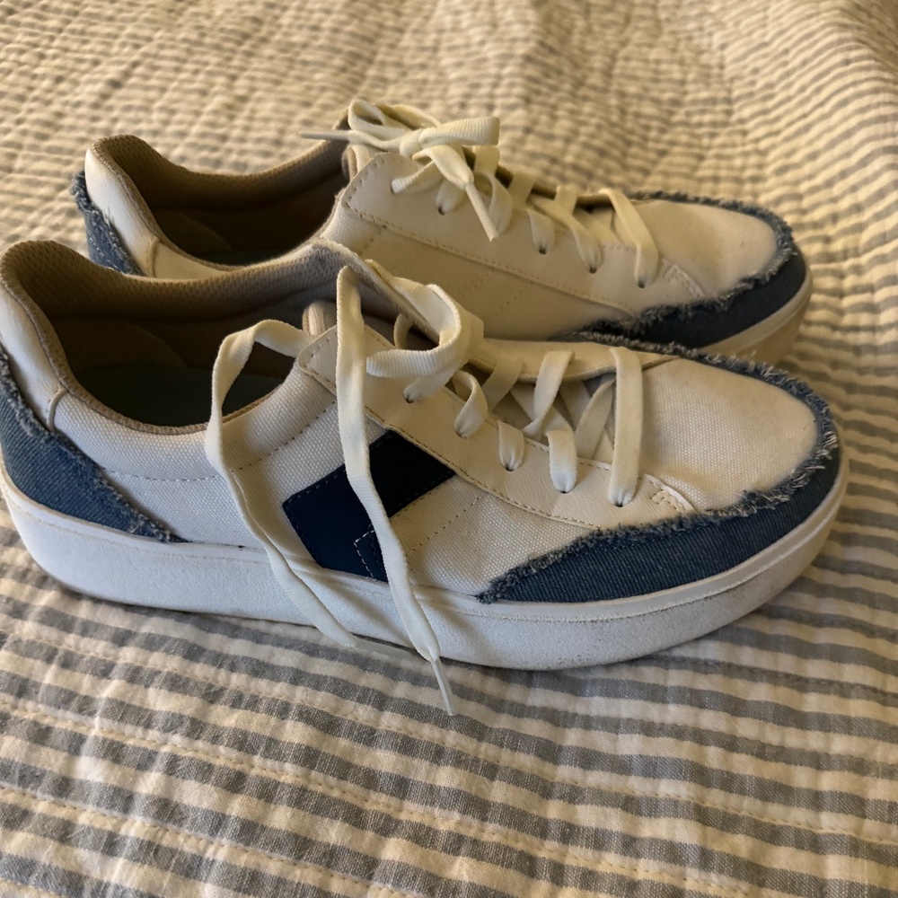 Women’s Dr. Scholls sneakers. Size 8.5 Excellent condition.